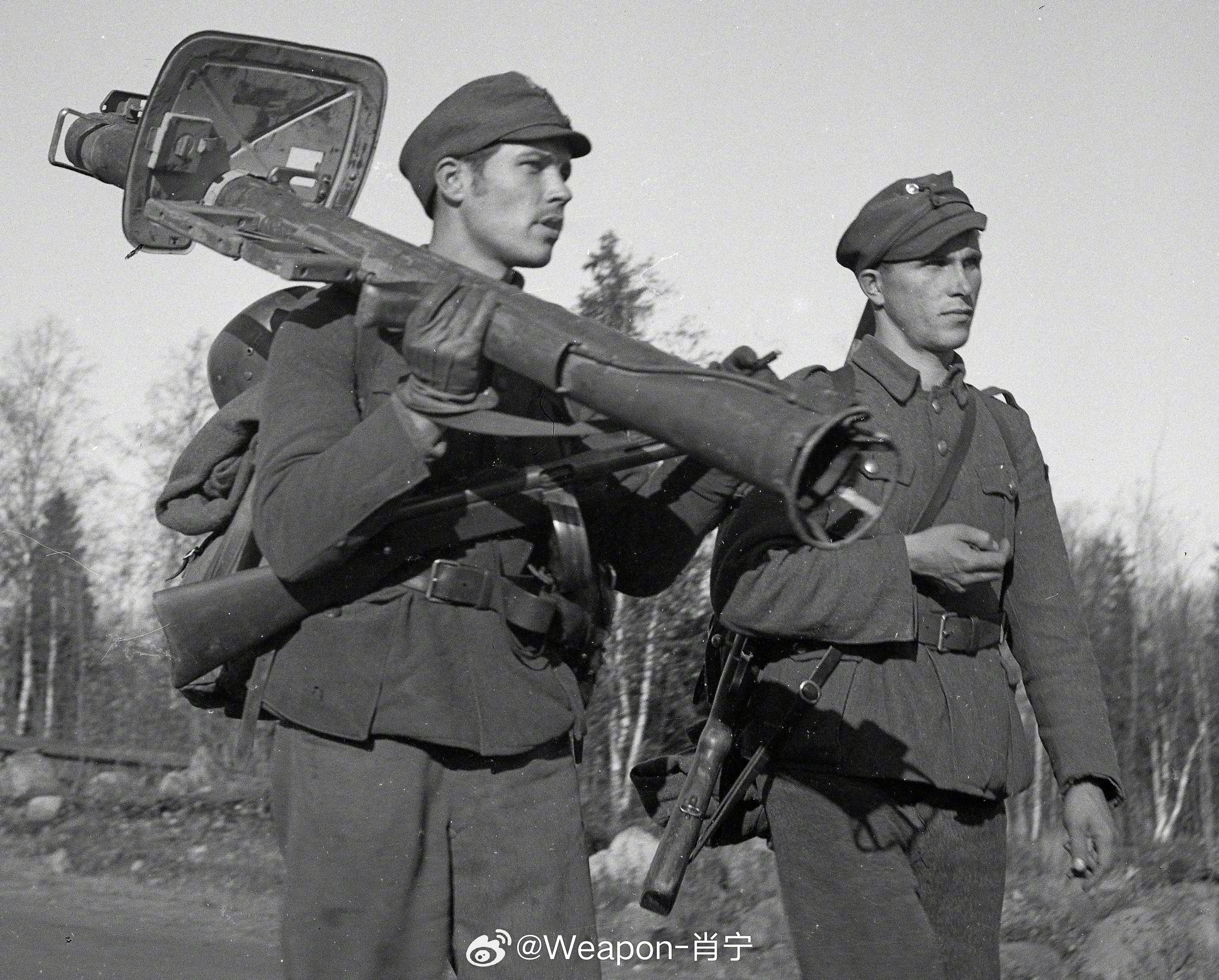 照片中的历史[超话] 图1:1944年10月，芬兰，芬兰士兵手持德国制造的“铁拳