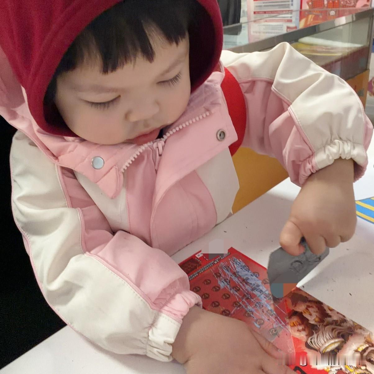 雪宝生日当天，我俩一起买了一张彩票！

雪宝生日那天，她刚从幼儿园出来，就让我带