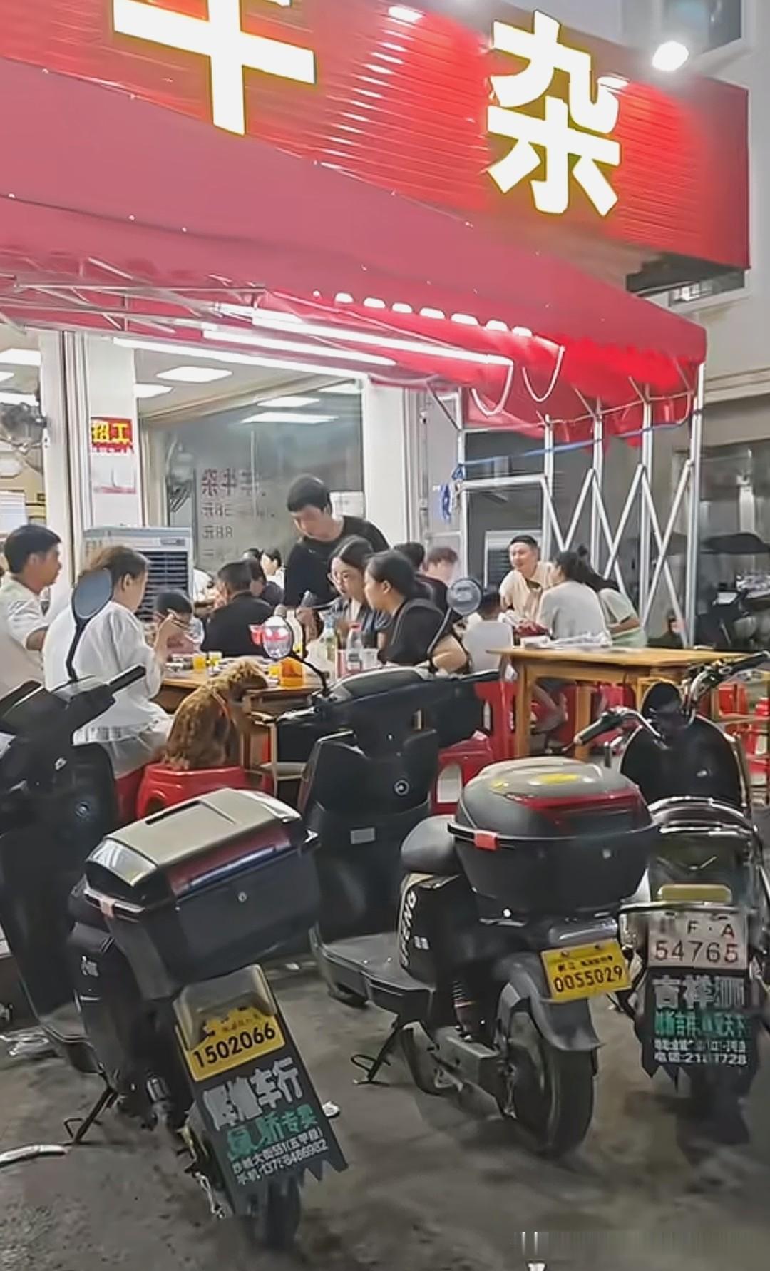 狗上桌，这次轮到浙江温州的阿丰牛杂店了。狗是光明正大的上桌，和主人以及她的朋友们