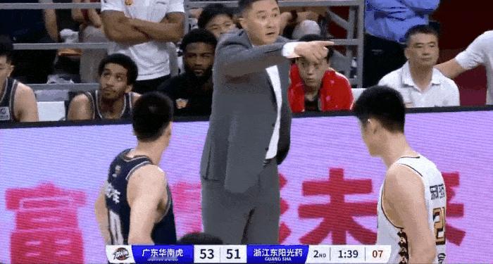 杜锋再现球痞流氓本色，看到比分接近就要指着裁判鼻子骂，裁判太好脾气了应该把他吹出
