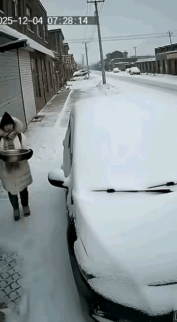 大雪过后，外面的一切都裹在皑皑的白雪中，熬是好看。
妹子要出门，可整个车身都被白