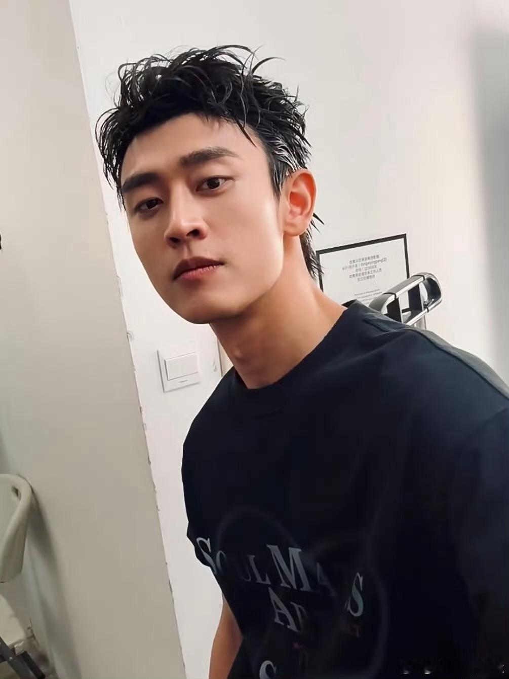 王天辰这手谁懂啊 温润修长的手衬得盘金手串格外雅致，一身新中式穿搭尽显东方风骨，