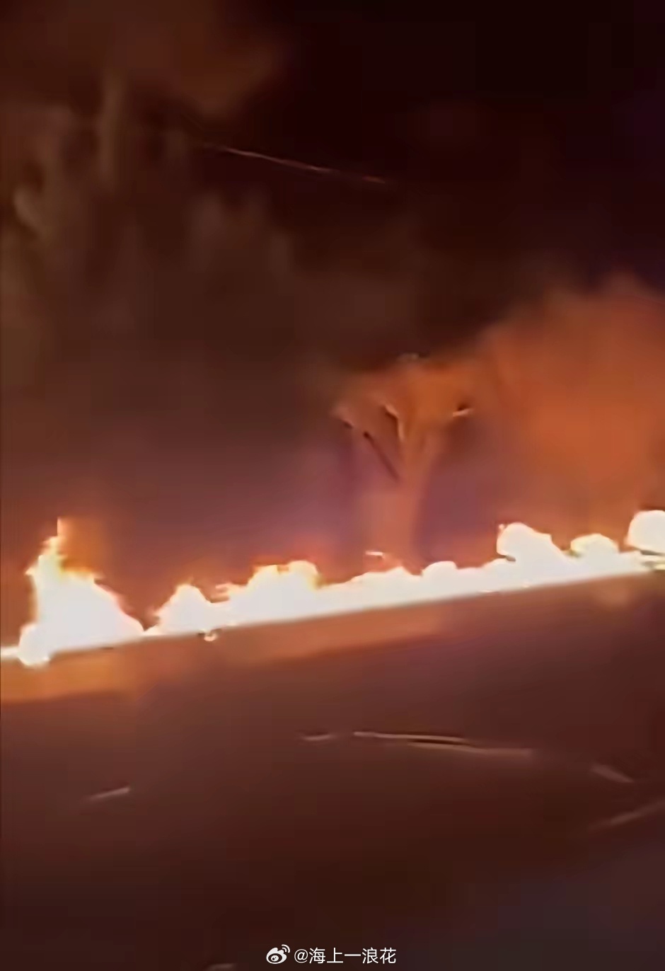 伊朗储油设施遭袭19小时后天空浓烟以美开始下三滥了。赫格赛斯在战争部演讲时说，不