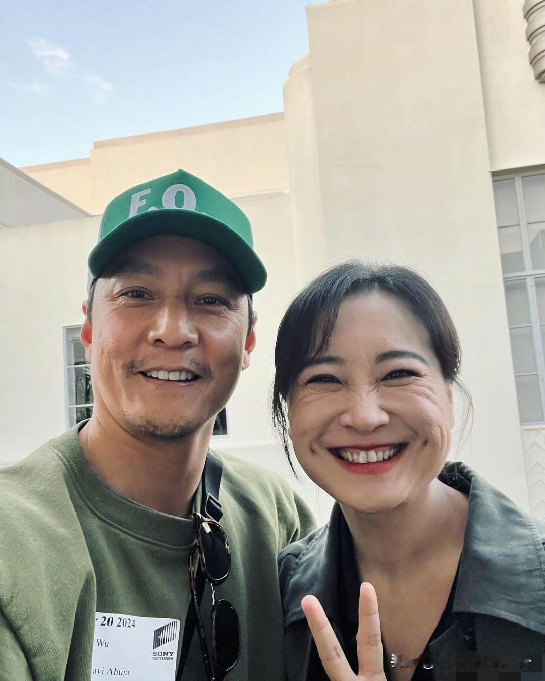 吴彦祖去探班正在美国工作的贾玲，贾玲是瘦了，但是脸上皱纹也多了，不如胖的时候可爱