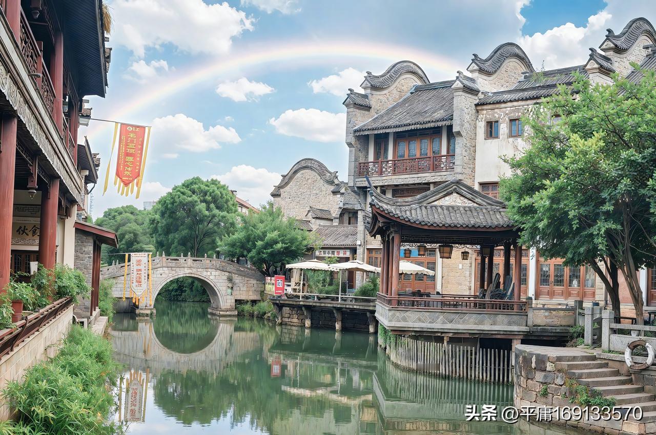 小桥流水，彩虹映古镇，这画面想想就美到窒息。就像西塘古镇，它有着“小桥流水人家”