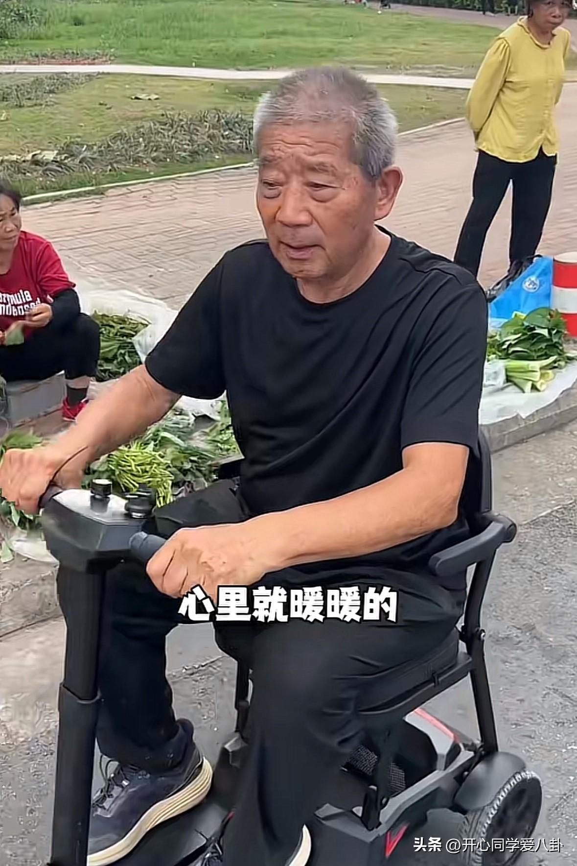 看到这一幕的时候，我都替老黄捏把汗。

75岁的黄维平腿脚也不方便了，得坐着小三