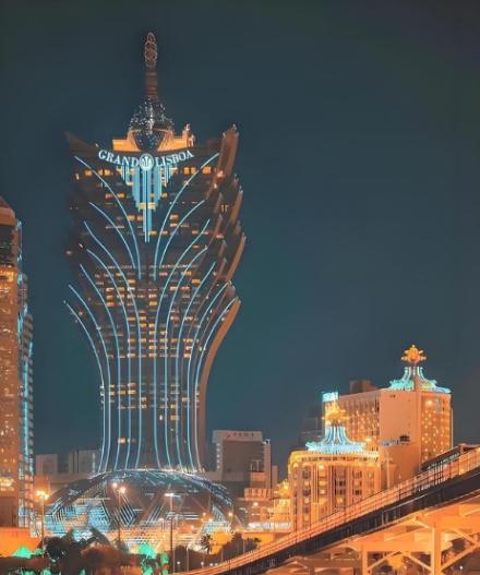 澳门之所以不闹腾，不闹独立，不闹分裂，不闹反共，甚至不闹亲台亲美，最重要的原因是