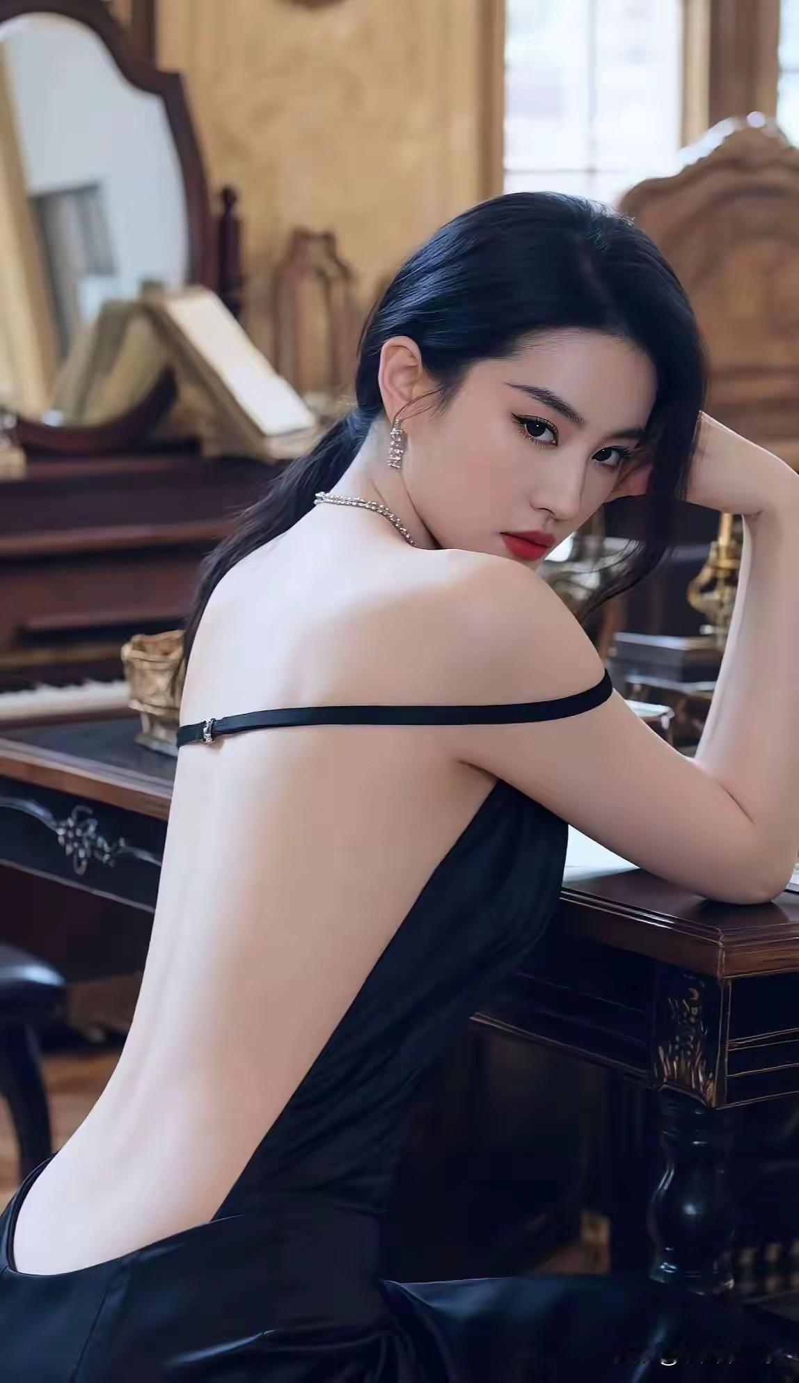 娱乐圈美背大比拼，万万没想到刘亦菲，李嘉欣都输了，还是熟女董璇的最美最有味道，女