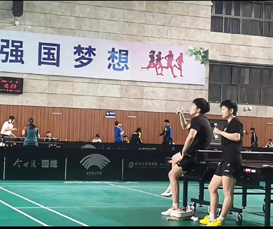 并肩同行，为梦而战
 
训练间隙的片刻放松，是并肩作战的默契。
两个为梦想全力以