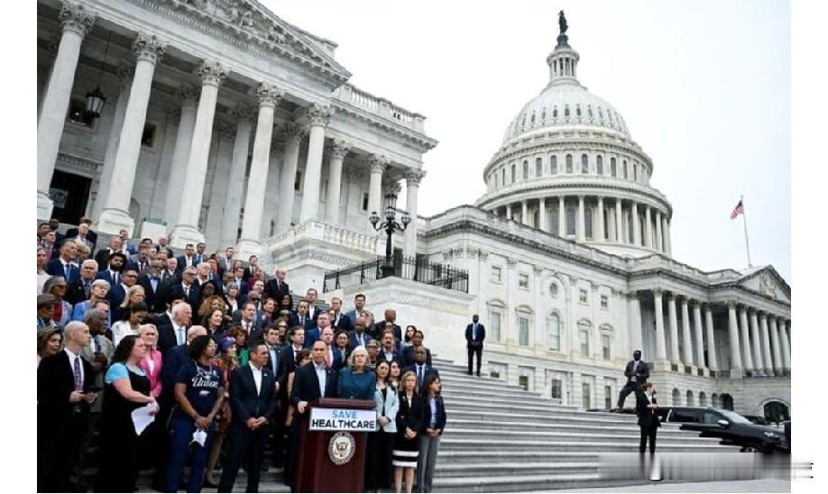 美国政府关门，特朗普威胁要削减开支。
华盛顿(路透社)——周二，美国参议院投票决