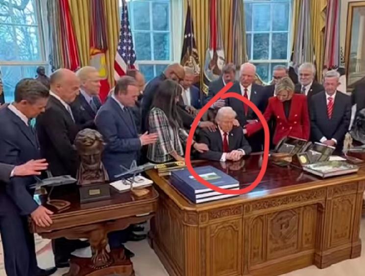 “天灵灵地灵灵，这样施法就能赢”，美国总统特朗普被众牧师集体施法，3月5日，特朗