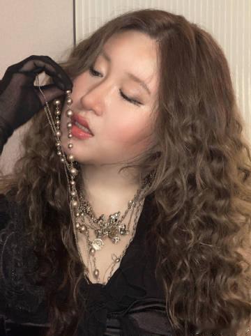 锤娜丽莎烫了泡面头 锤娜丽莎换了新造型，泡面头的卷度恰到好处，发量看起来超级丰厚