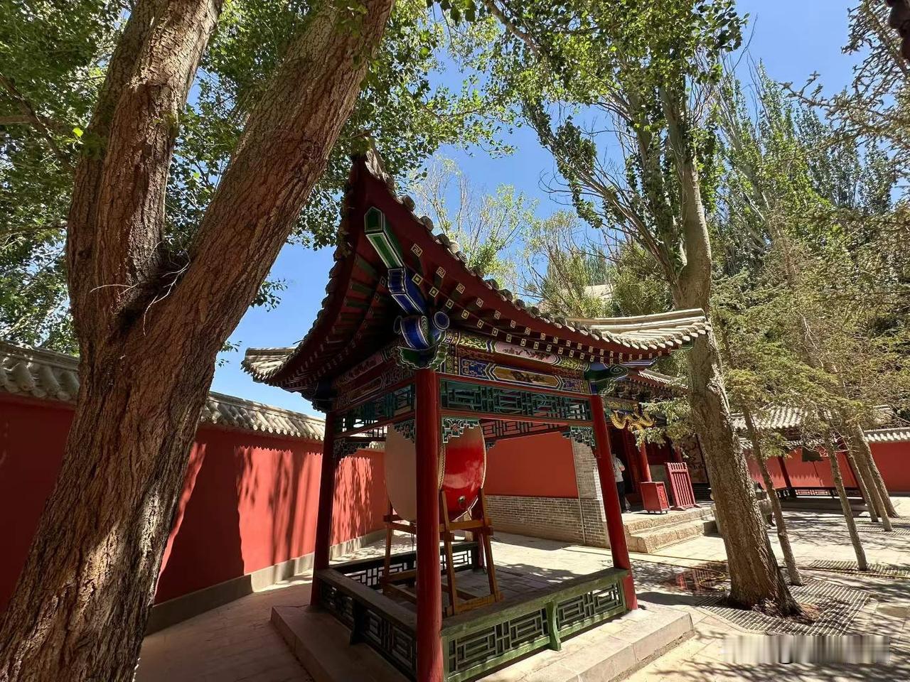 酒泉市老君庙通常指位于甘肃省酒泉市玉门市的‌老君庙‌及其周边的‌老君庙油矿遗址‌