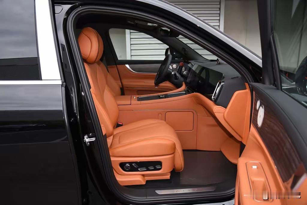 昨天，坐朋友的问界M9去西安秦岭山玩，我见证了这位出行路上的可靠伙伴。

听朋友