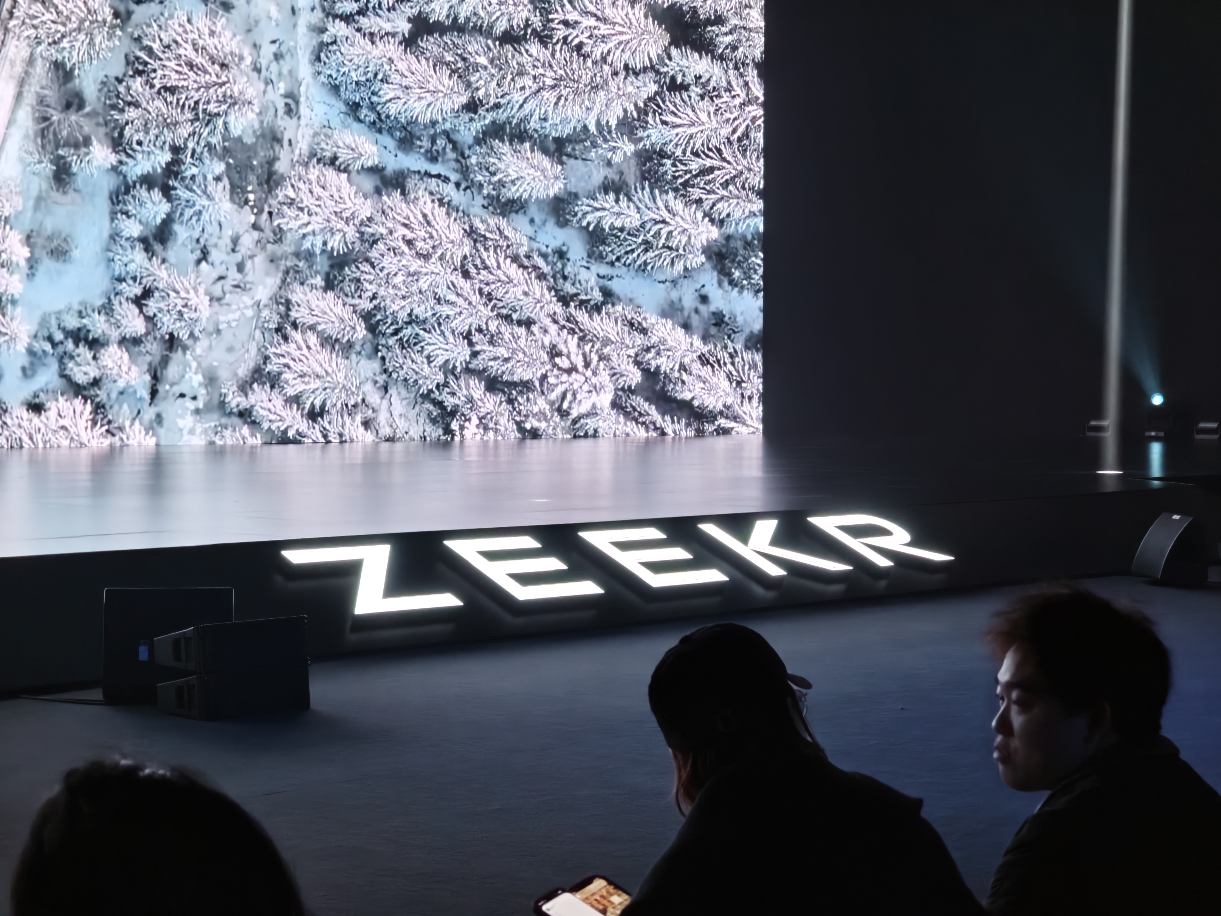 今天来看极氪8X，前几天已经提前看到外观和内饰了要我选就选红色