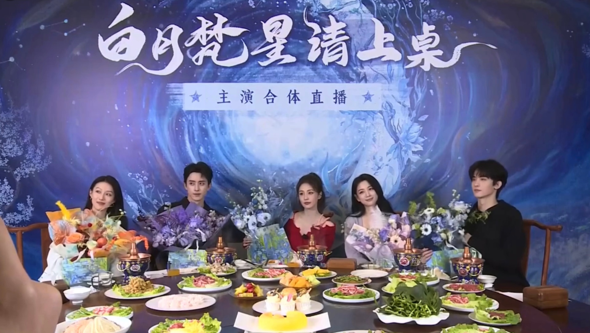 怎么有白鹿这么用心的小女孩，还给每个角色准备了代表他们的鲜花🥹💐  