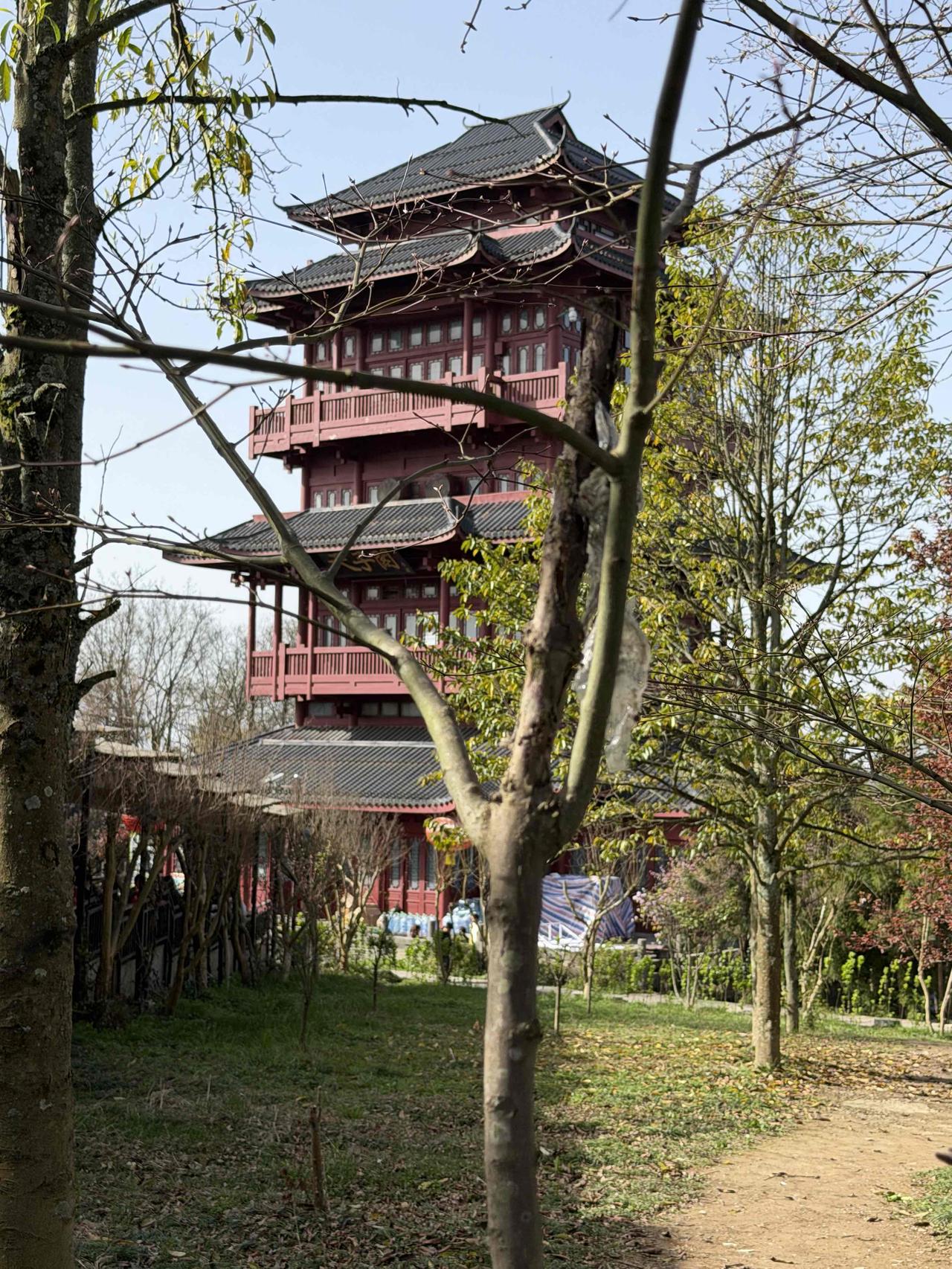 前几天，我在湖南张家界的天子山游玩，专门游览了天子阁。
天子阁，以前是张家界天子