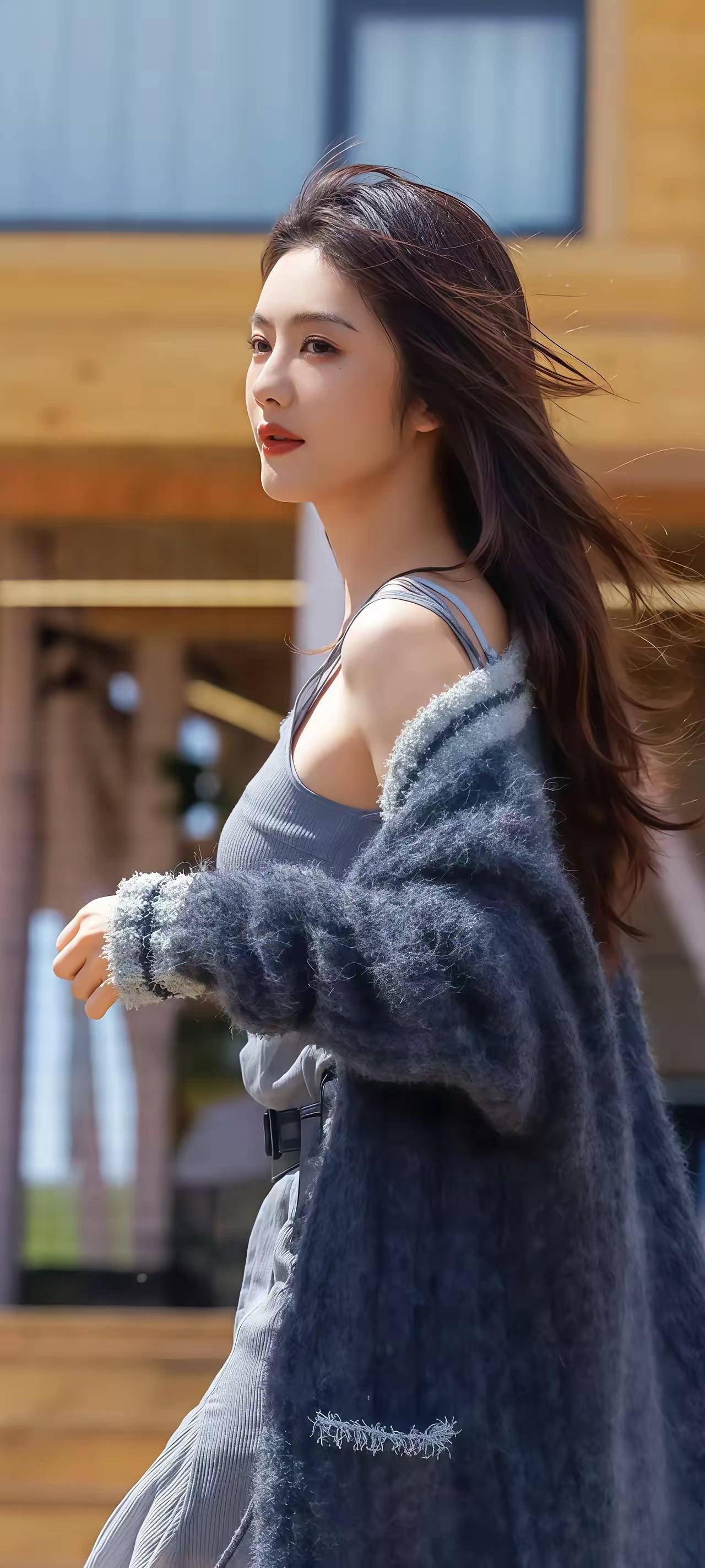 阳光明媚，长发飘逸，女神范十足。🍀🍎🌴