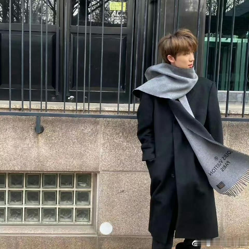 考古徐明浩会觉得命运很神奇，曾经因为拍照的时候风吹起他围巾的一角被人嘲笑想要lv