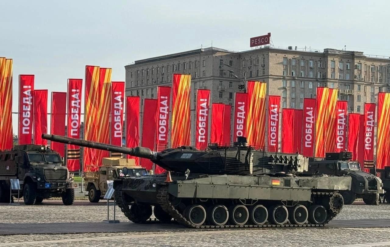 每年一度的俄国红场阅兵马上就要开始了，战利品德制豹二坦克已经就位。