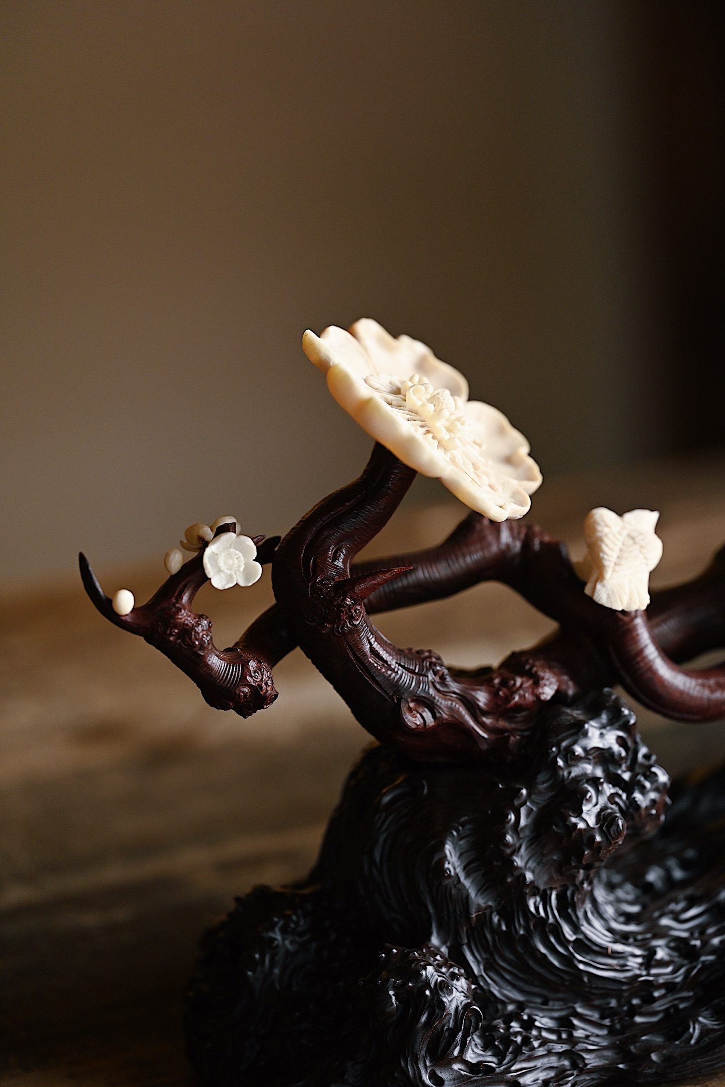 紫檀x猛犸 | 喜上眉梢 如意摆件料色清雅，梅开斗艳，老枝虬曲，雀鸟停驻花枝，婉