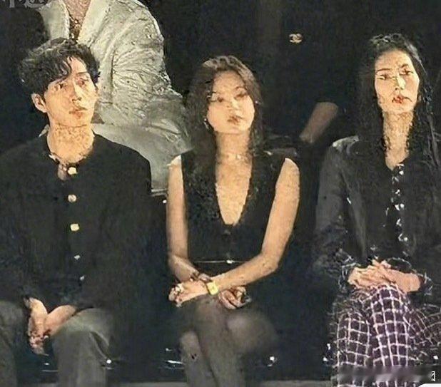 辛芷蕾井柏然刘雯同框辛芷蕾让“普通女孩的逆袭”有了时尚版结局，井柏然刘雯让“明星