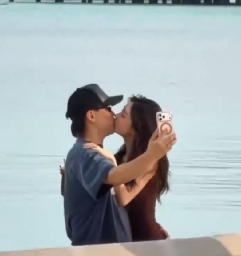 21日，有媒体询问易梦玲，和胡彦斌在海边接吻的视频，她回应：“那个视频是AI的，