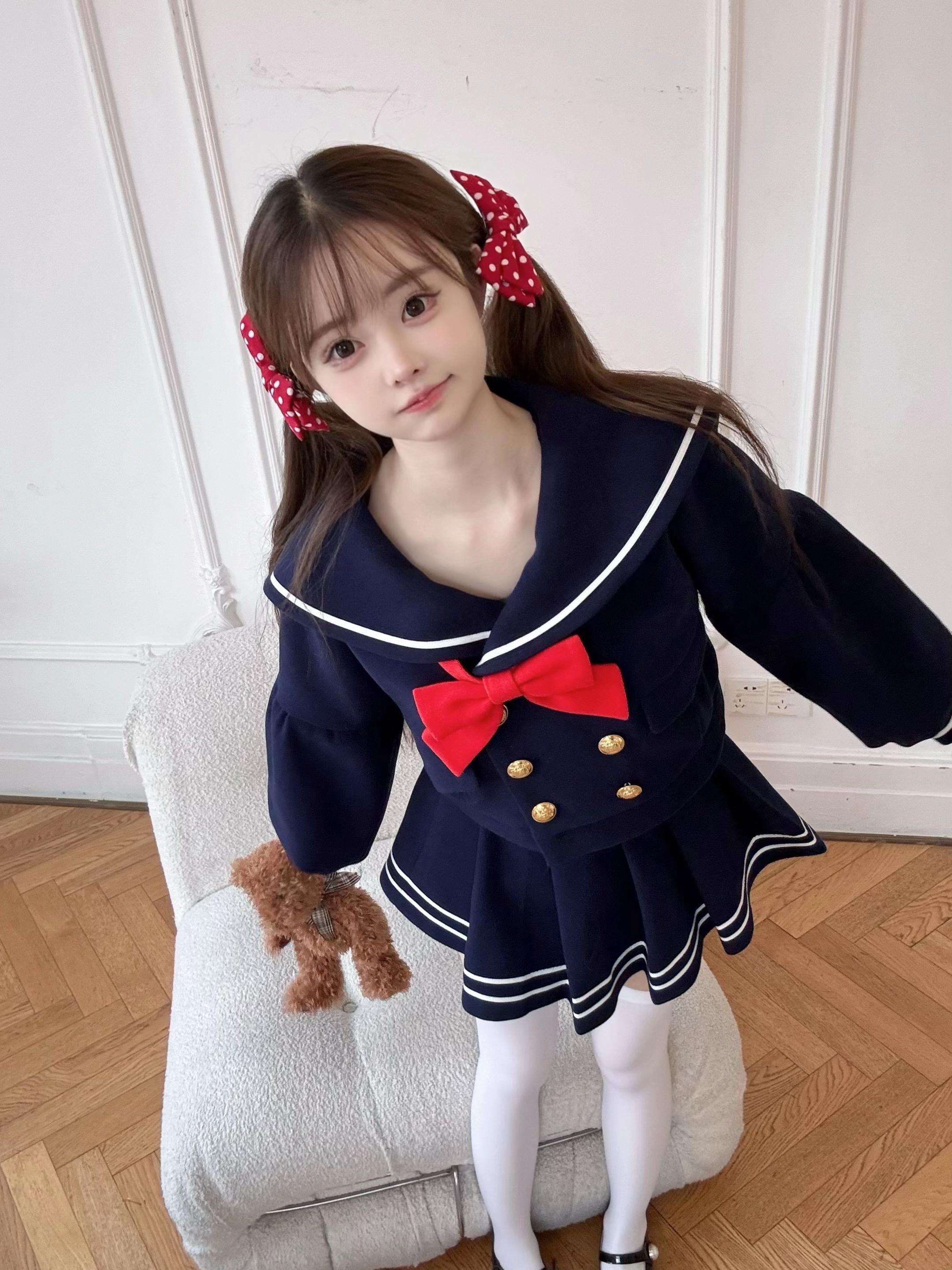 应宝宝们的强烈建议海军服再贩啦。几年前出的衣服今年突然火了莫名其妙的呢...