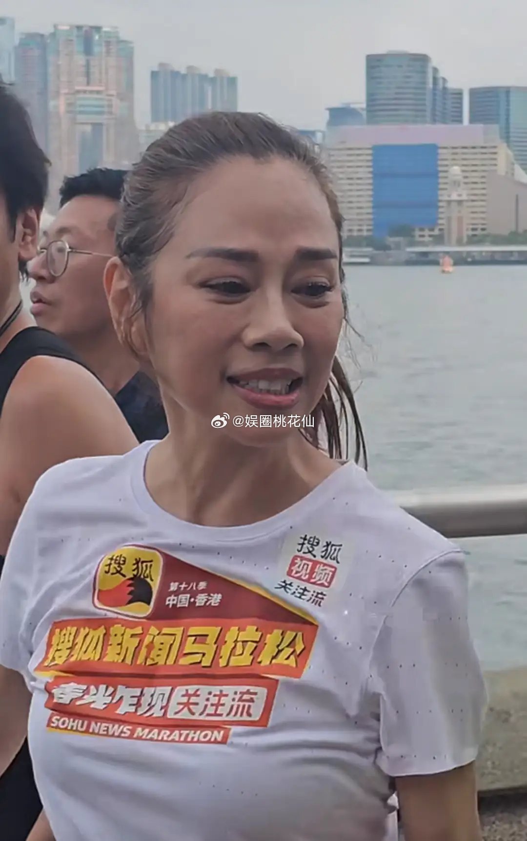 55岁陈松伶跑马拉松，体态年轻脸却显老，和林志玲可不像同龄人。3月26日，香港举