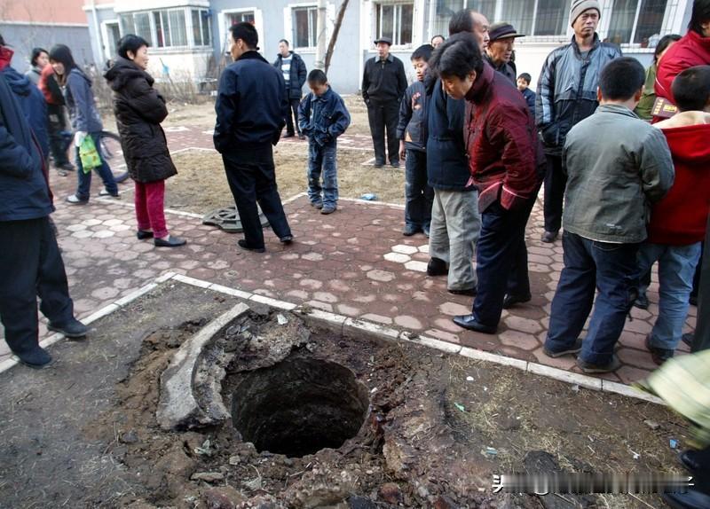 3名孩童放鞭炮引爆化粪池 最近“3名孩童放鞭炮引爆化粪池”的新闻引发关注。202