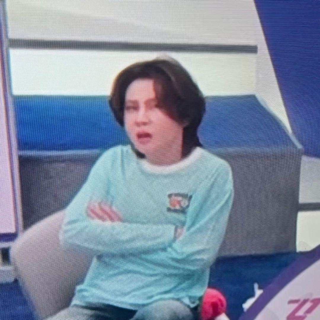 王濛看到孙怡组的赵子琪被淘汰，一脸不爽，在其他姐姐都站起来以表达对赵子琪的惋惜，