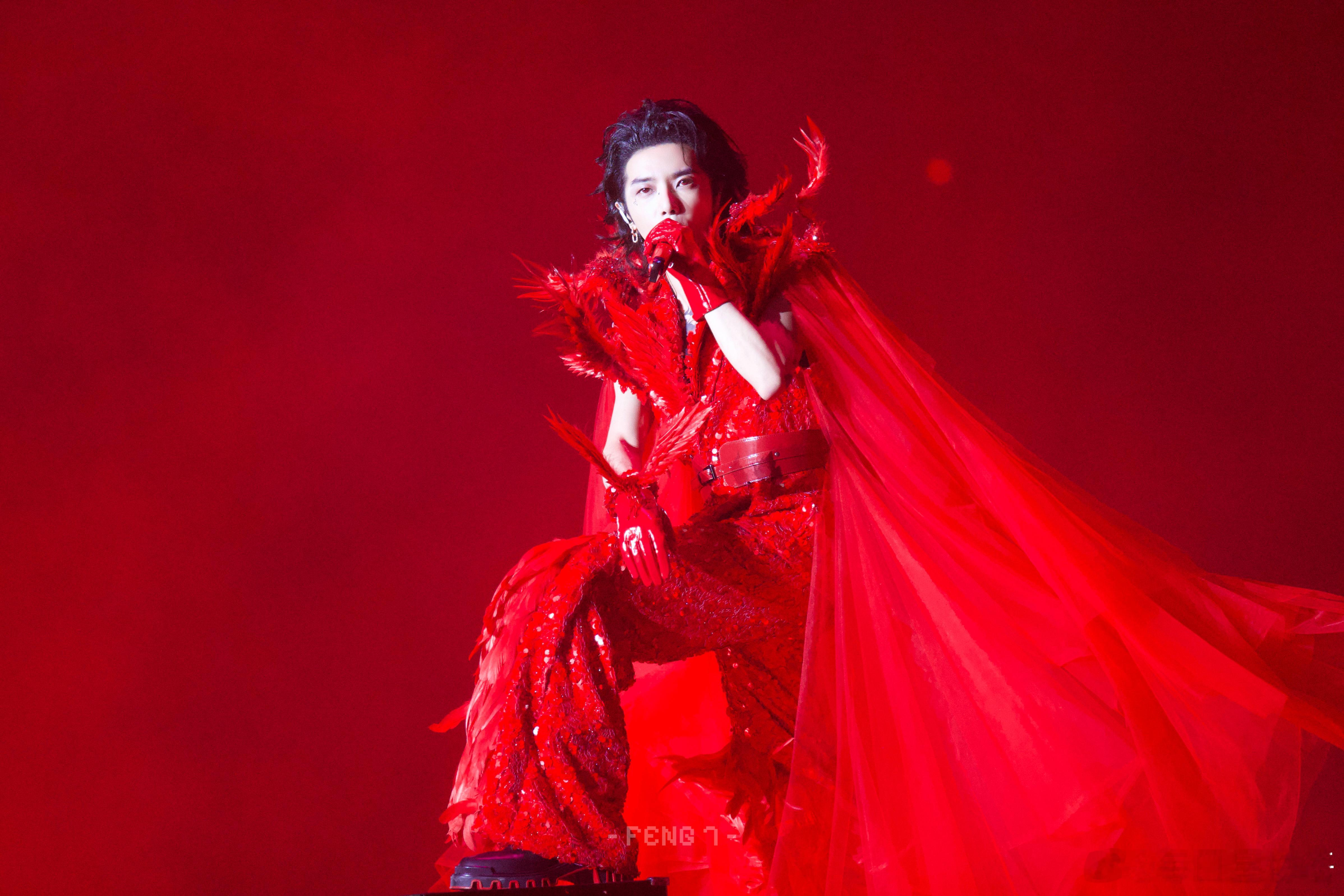 华晨宇又出神图 苏州演唱会舞台上，化身烈焰之神。赤红长纱随风翻飞，勾勒出绝美剪影