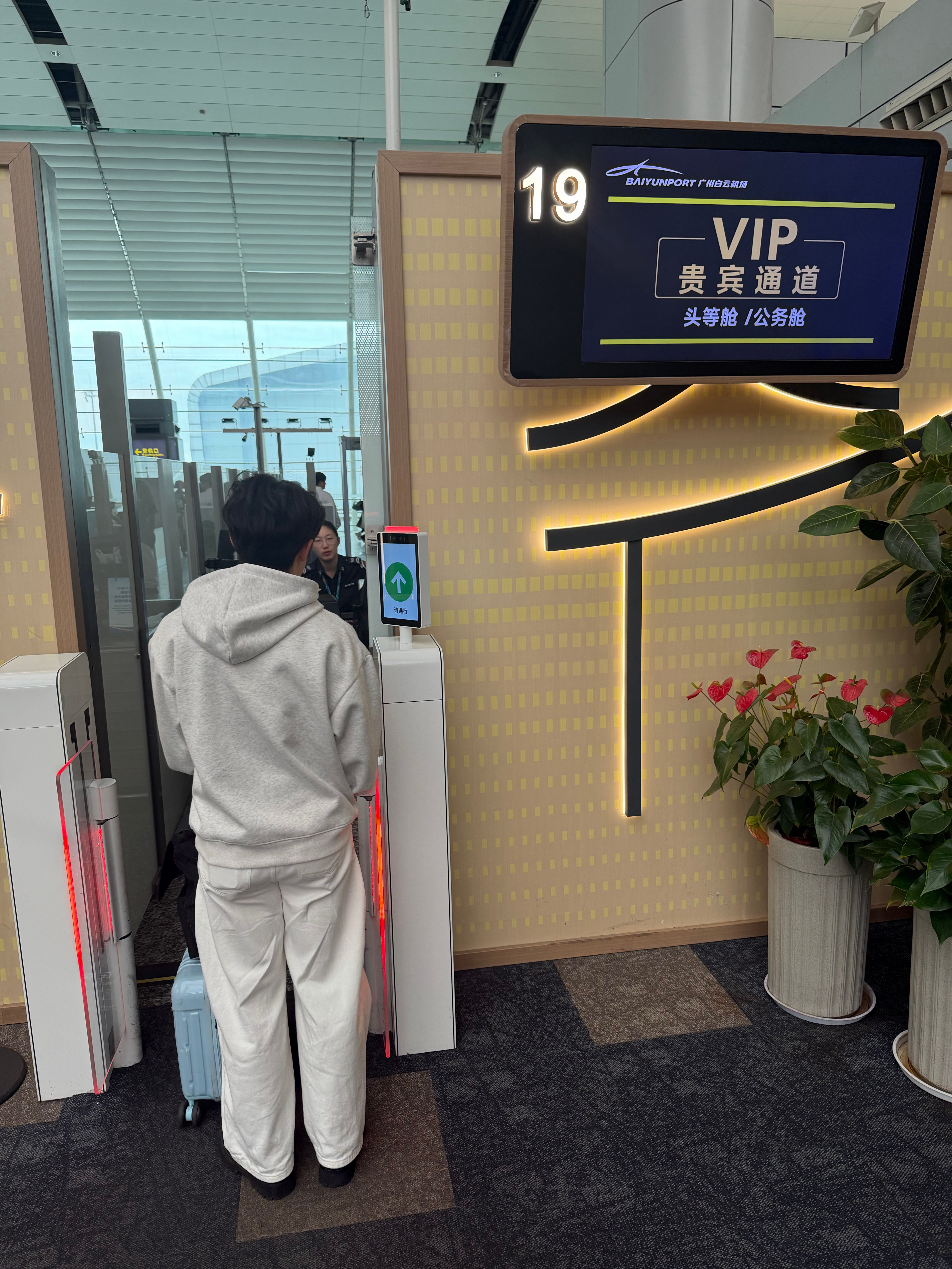 回杭喽，预计能待两天，周四有一场杭城智驾直播，影总和大家聊聊智驾[来] ​​​