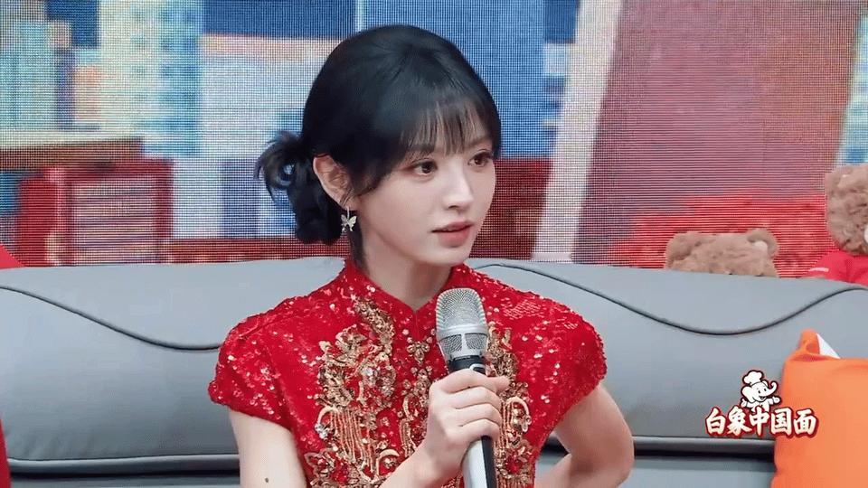 田曦薇双丸子头福娃造型 双丸子头的田曦薇可爱超标！俏皮喜庆，年味十足，这造型太适