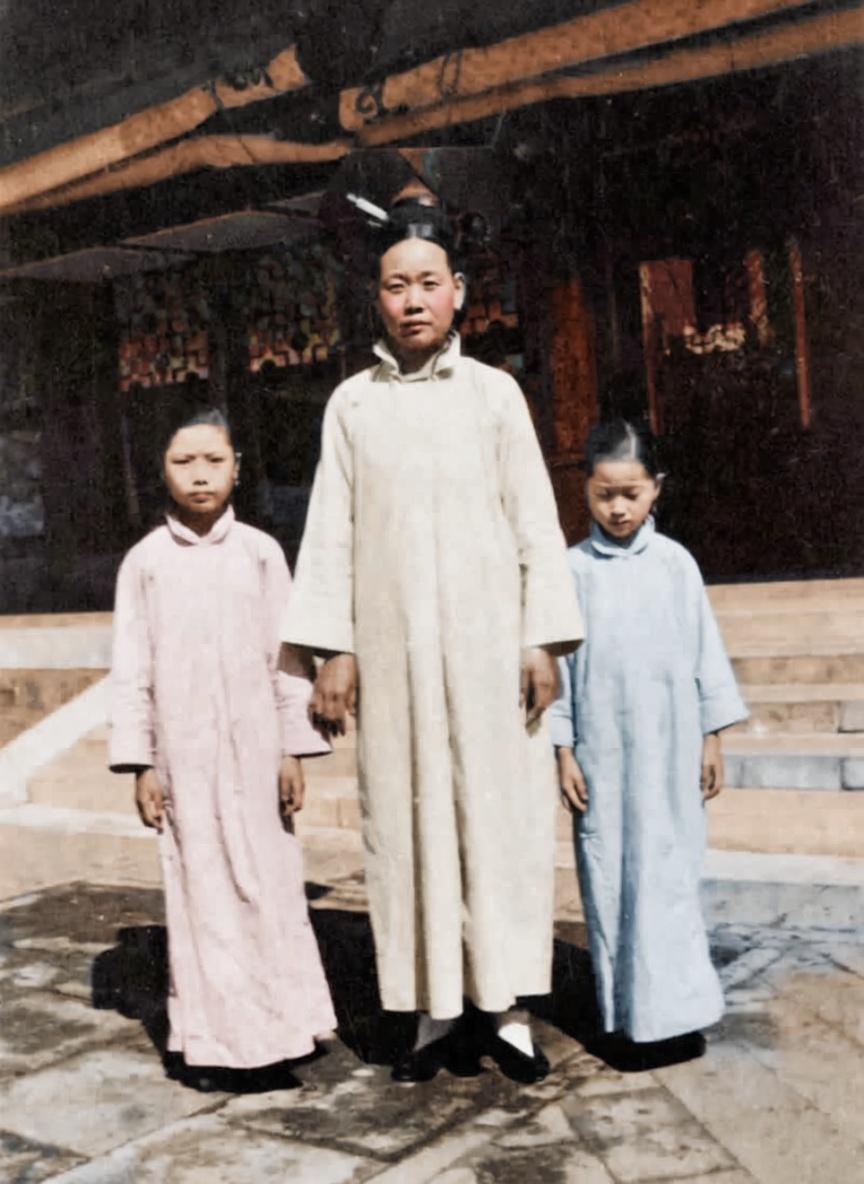 清末的紫禁城，一位年长的宫女（嬷嬷）与两位年轻小宫女的合影，与清宫剧里的演绎大相