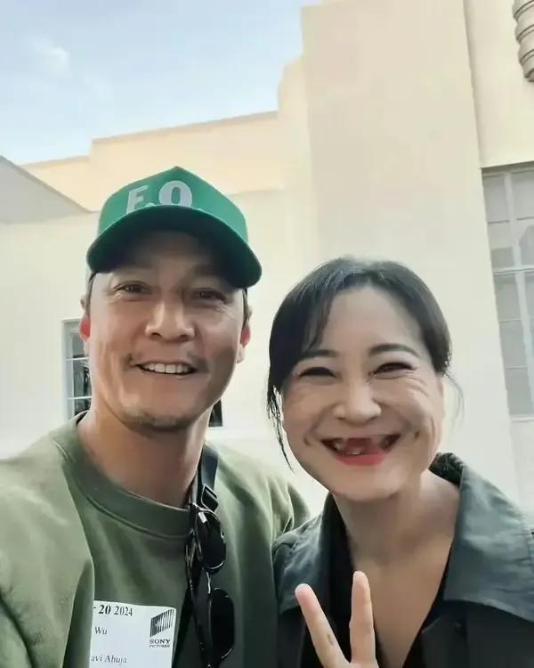 看得出他俩是谁吗？这真是一张令人崩溃的照片：

男神颜值全面崩了，像欧美电影里开