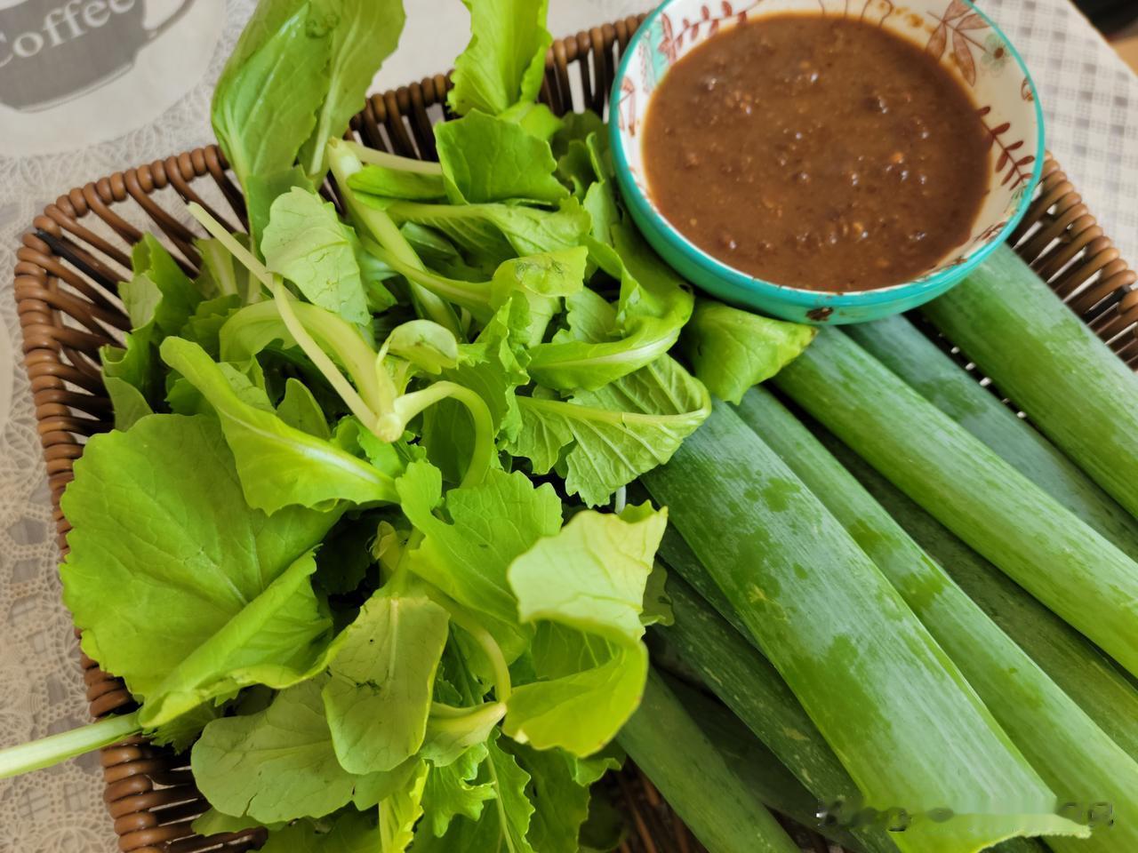 内蒙蒙东人爱吃生的绿叶菜蘸酱吃，是出了名的。今天闺蜜给我送来她俩自己种的葱叶和西