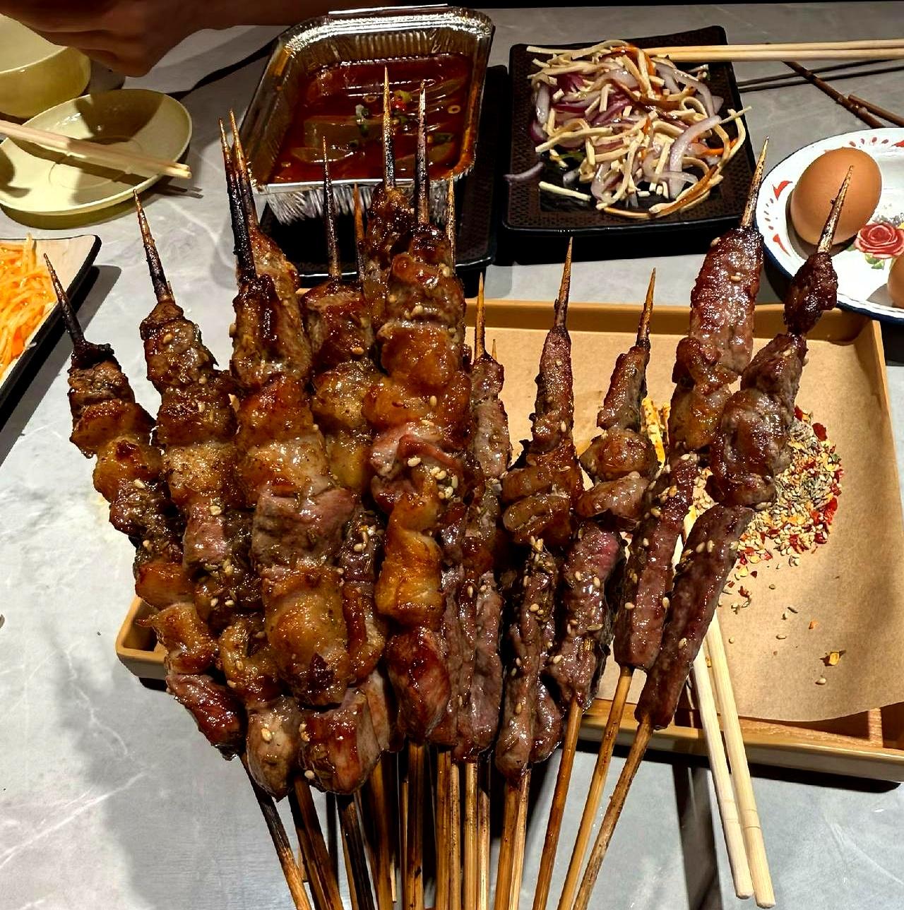 昨晚村里一场喜宴，院子里摆了三十多桌，新郎把新娘接回门，才被当面告知：人家早有婚