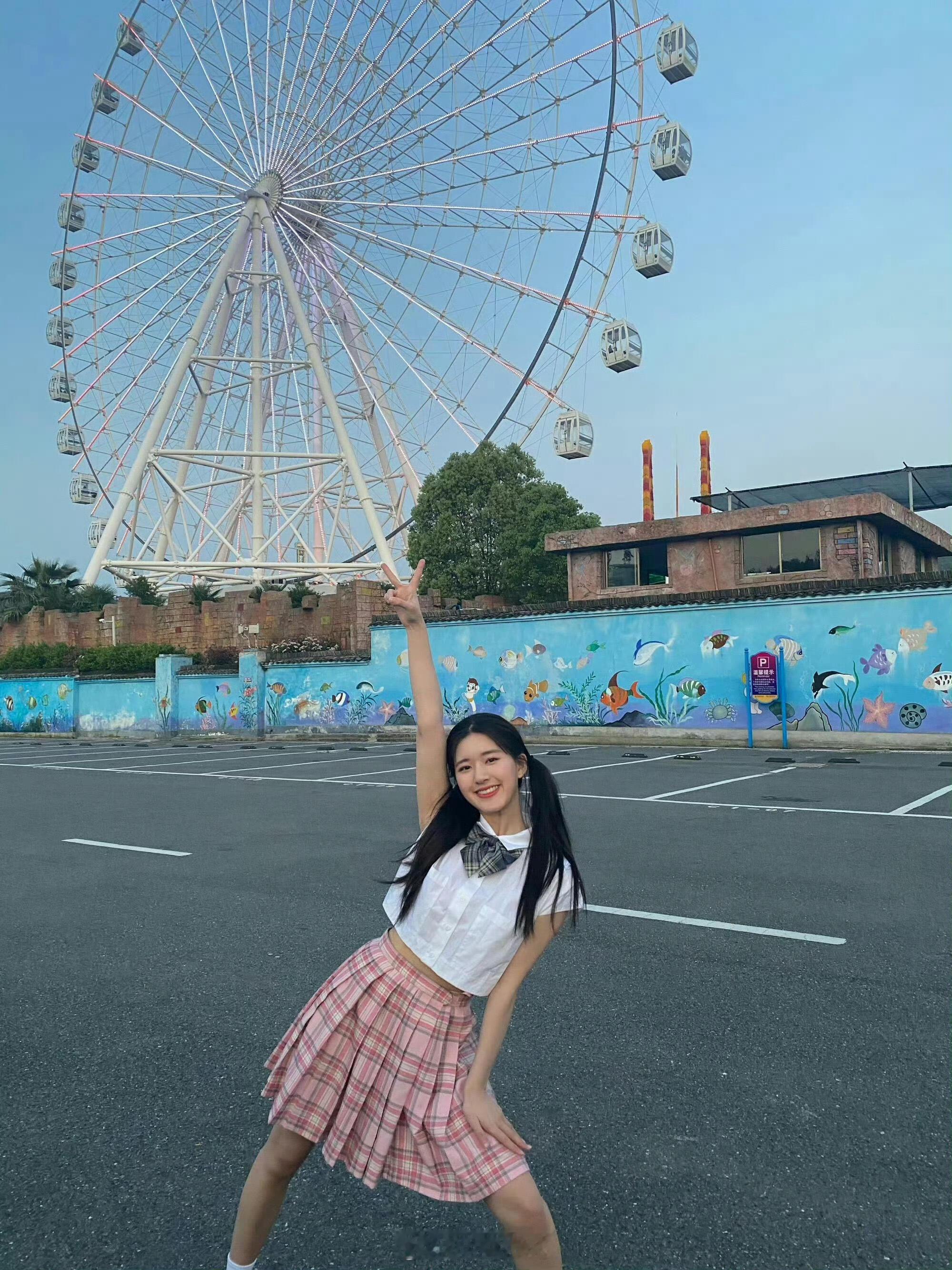 还是喜欢赵露思早期肉肉感… 