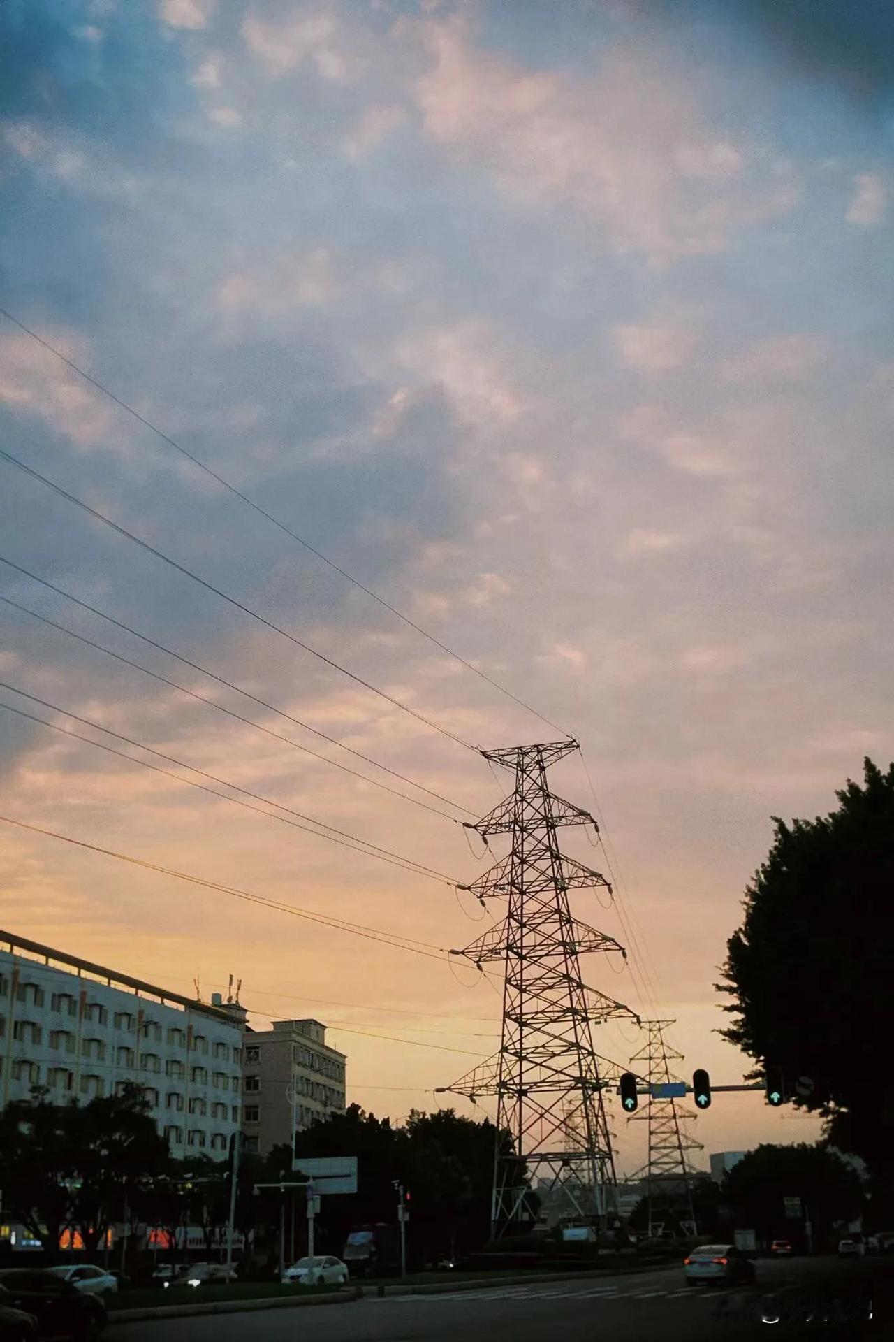 #上联，朝朝旭日出东海，诚邀下联#
上联：朝朝旭日出东海，
下联：暮暮夕阳入西山