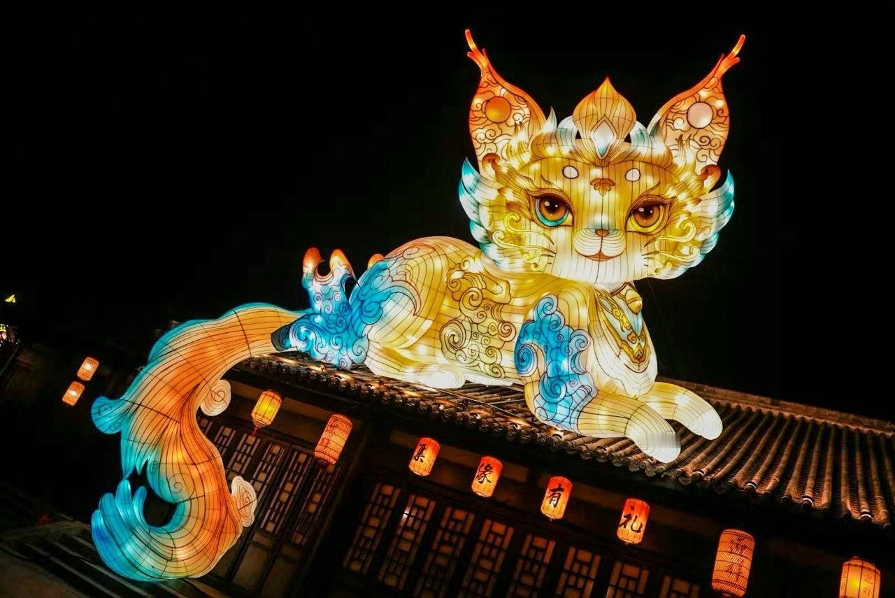 外国人被浙江横店灯会硬控住了   横店灯会中国热情与美学震撼老外 近期，横店一年