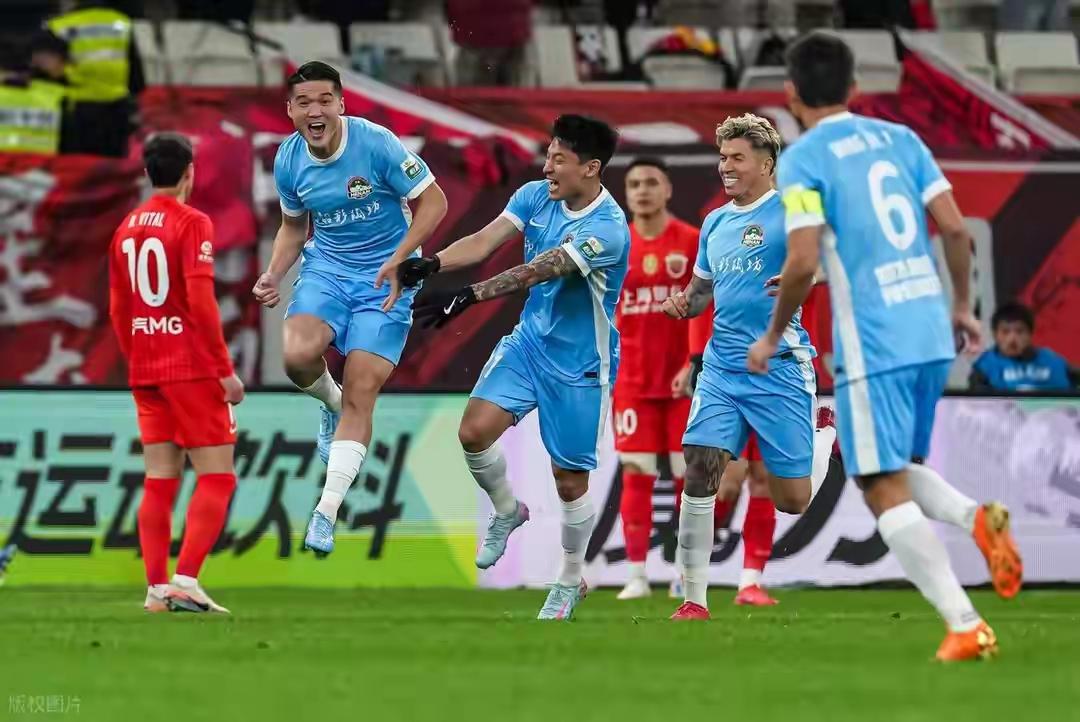 现在再用“爆冷”这个词来形容昨晚河南队客场2：1掀翻上届中超冠军上海海港队已经不