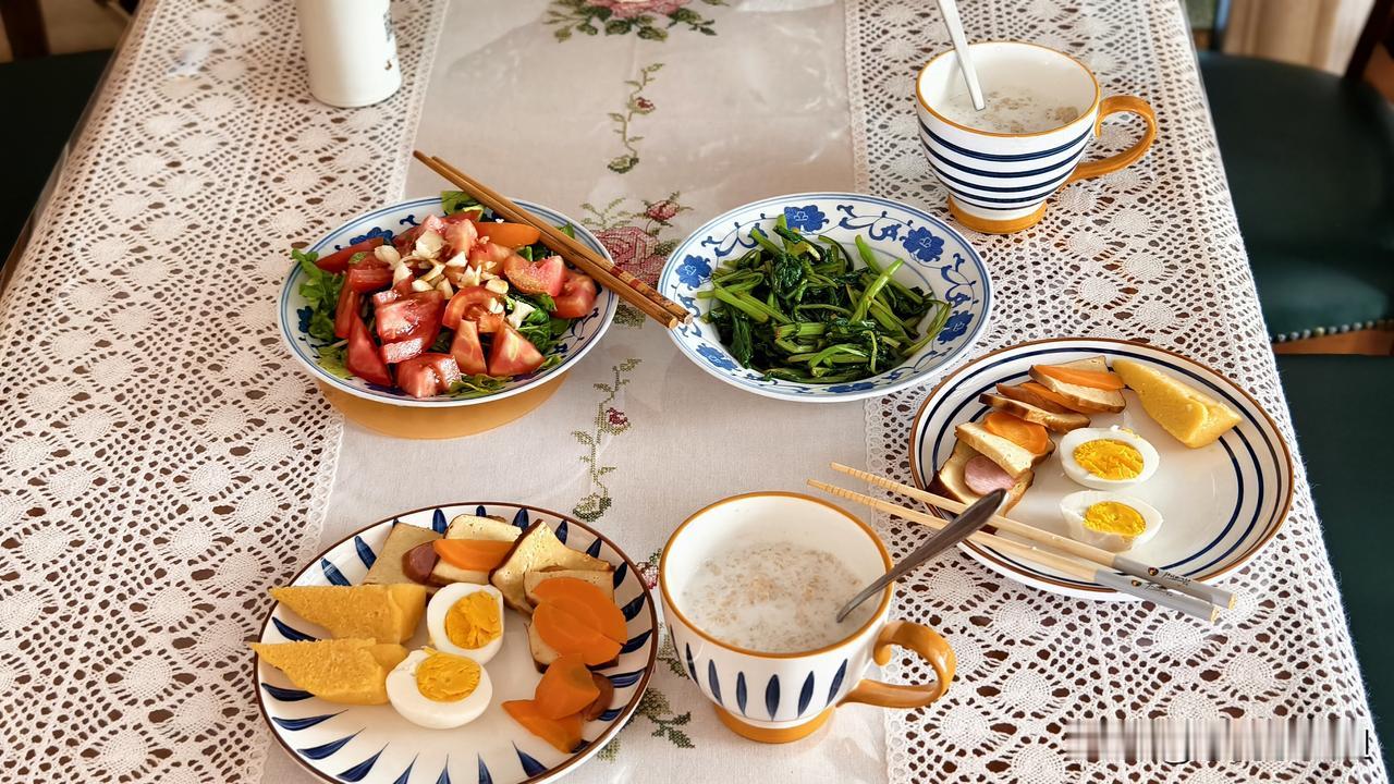 拍的黄瓜，和柿子、芝麻菜一起拌的。回哈尔滨有芝麻菜吃，很爱吃芝麻菜。
还做了葱油