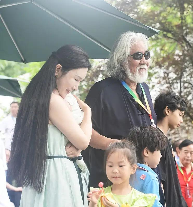 张纪中夫妇直播又引发讨论了！75岁还有生育能力吗？


你问我答
75岁的张纪中