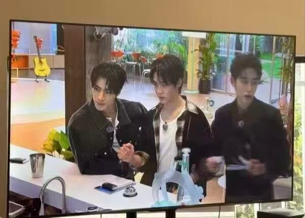 威神v合体录制综艺 同框合照来了董思成 钱锟 肖俊录制《风华合伙人》 