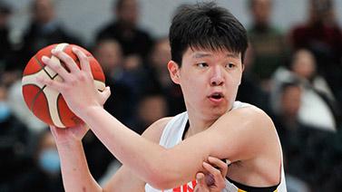杨瀚森NBA首秀不理想，仅得2分1篮板，没有达到预期，原因有四点：
一，紧张和不