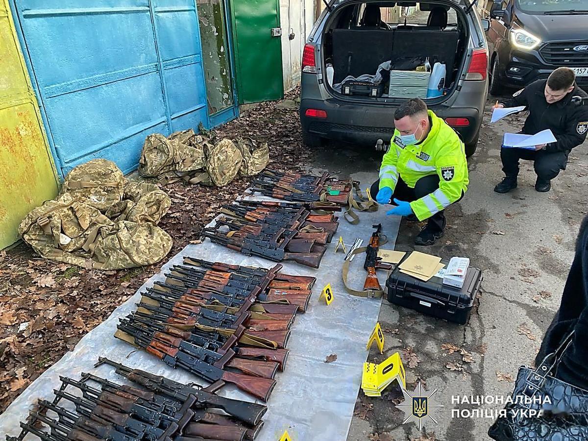 2025年12月，乌克兰警方在一个非法武器贩运团伙手中缴获了48支AK步枪及其他