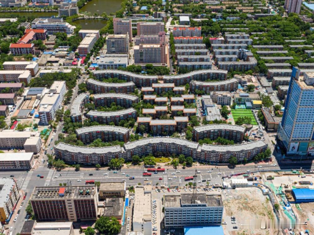 学湖里属于南开区学府街七大湖之首。本地人都叫它蛇形楼，据说当年是为了防地震特别设