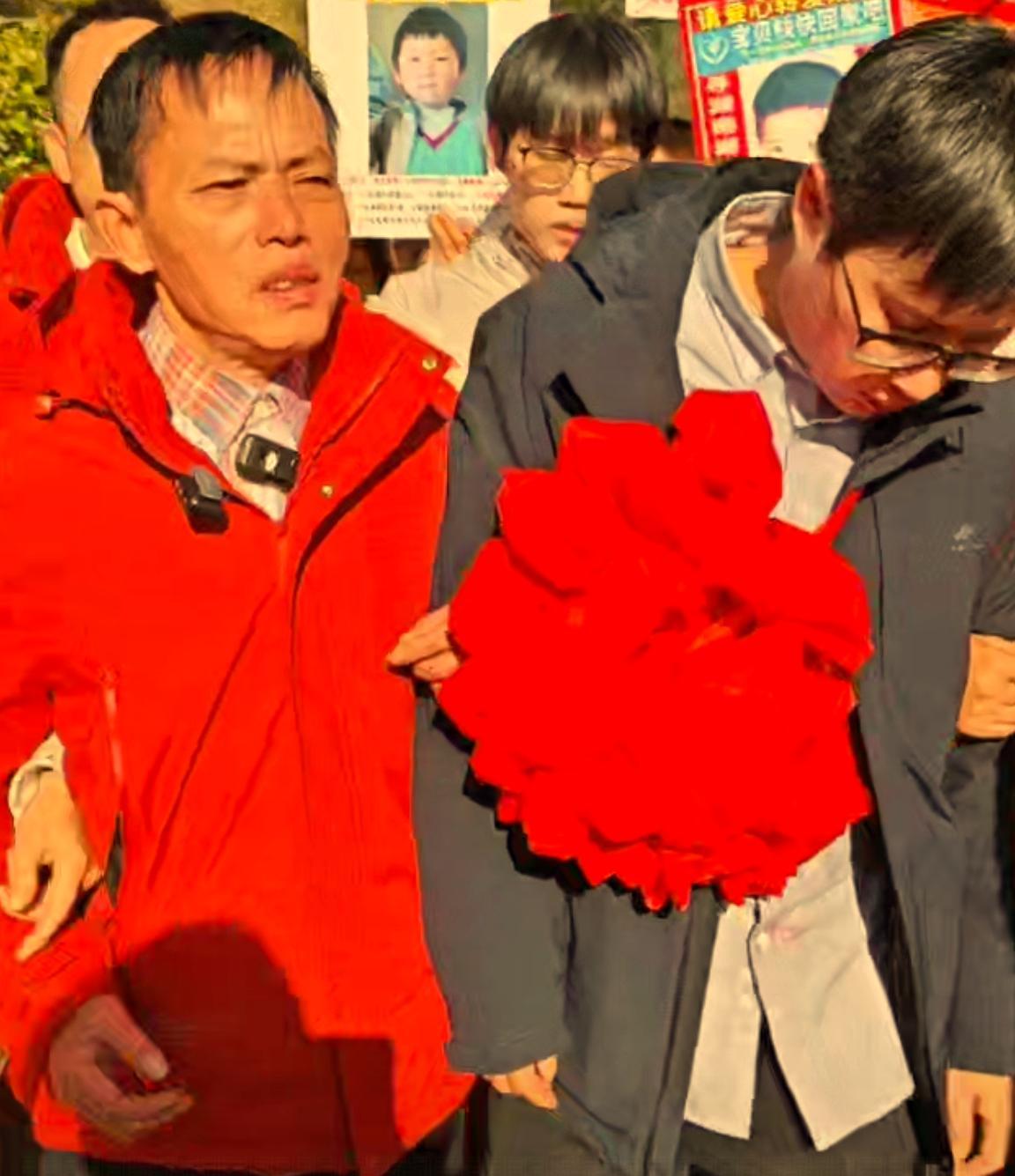 谁说梁志辉认亲现场“冷场”不高兴？
这也太离谱了！
现场明明是一声响亮的“爸妈”