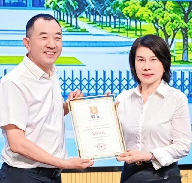 董明珠为什么偏偏选陈行甲，
当格力技校的名誉校长？
大佬的选择，从来都不是一时兴